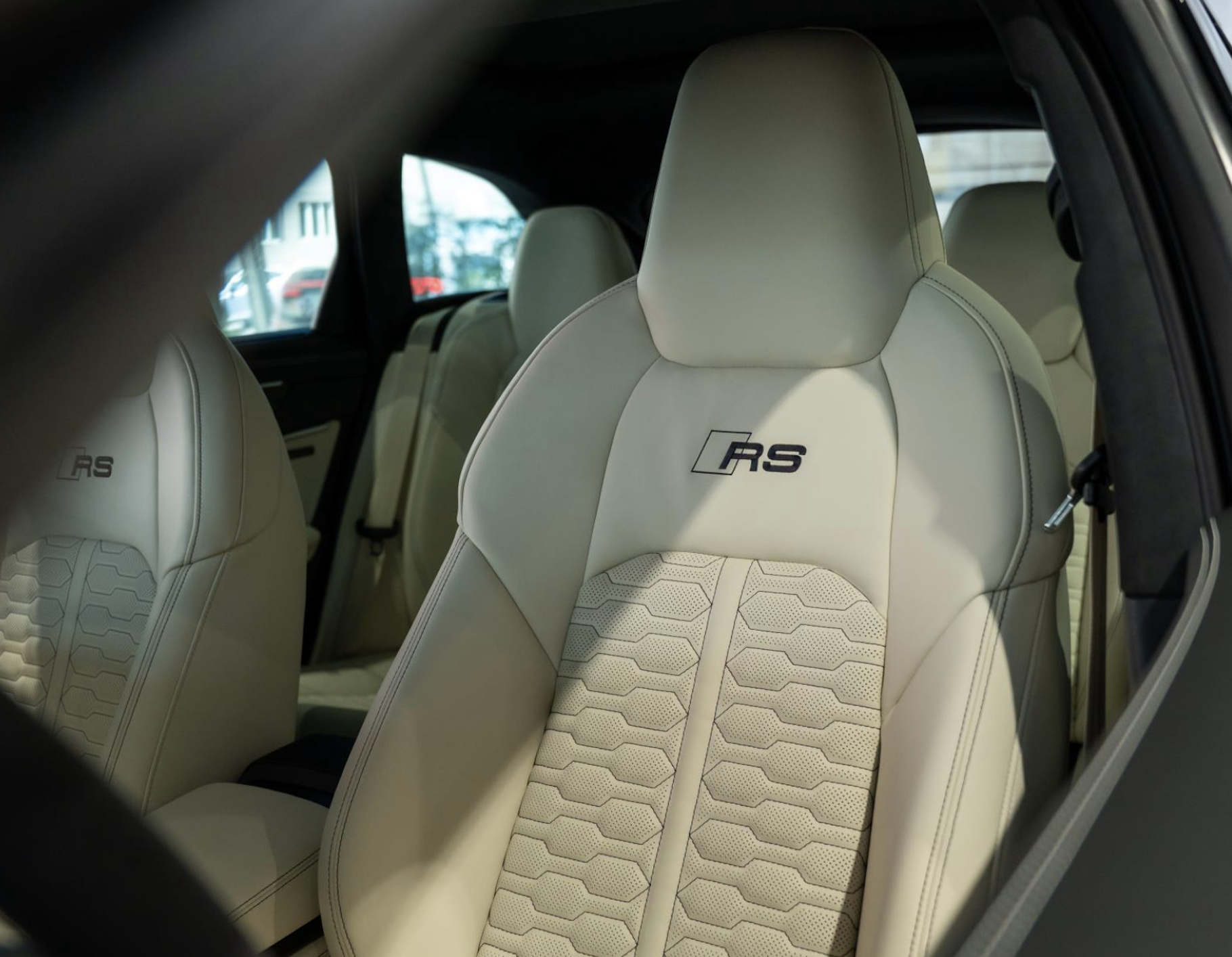 AUDI RS6 AVANT PERFORMANCE | EXCLUSIVE | SKLADEM | NOVÉ AUTO | V8 BITURBO 630 KONÍ | BÍLÁ METALÍZA AMALFI EXCLUSIVE | BÍLÁ KŮŽE | KARBON | PLNÁ VÝBAVA | VIP SLEVA | IHNED K PŘEDÁNÍ | ČESKÉ AUTO | NÁKUP ONLINE | AUTOiBUY.com